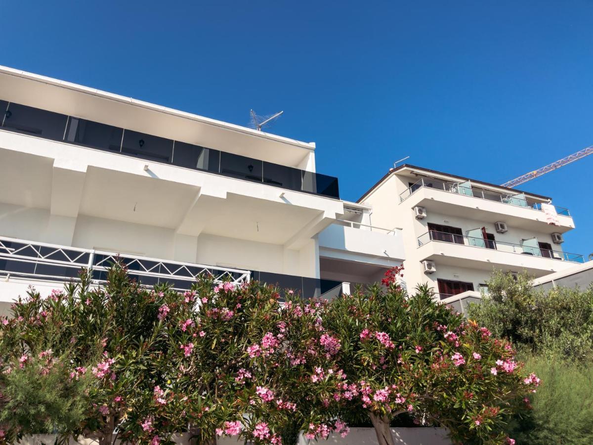 Apartments Goro Подстрана Екстер'єр фото